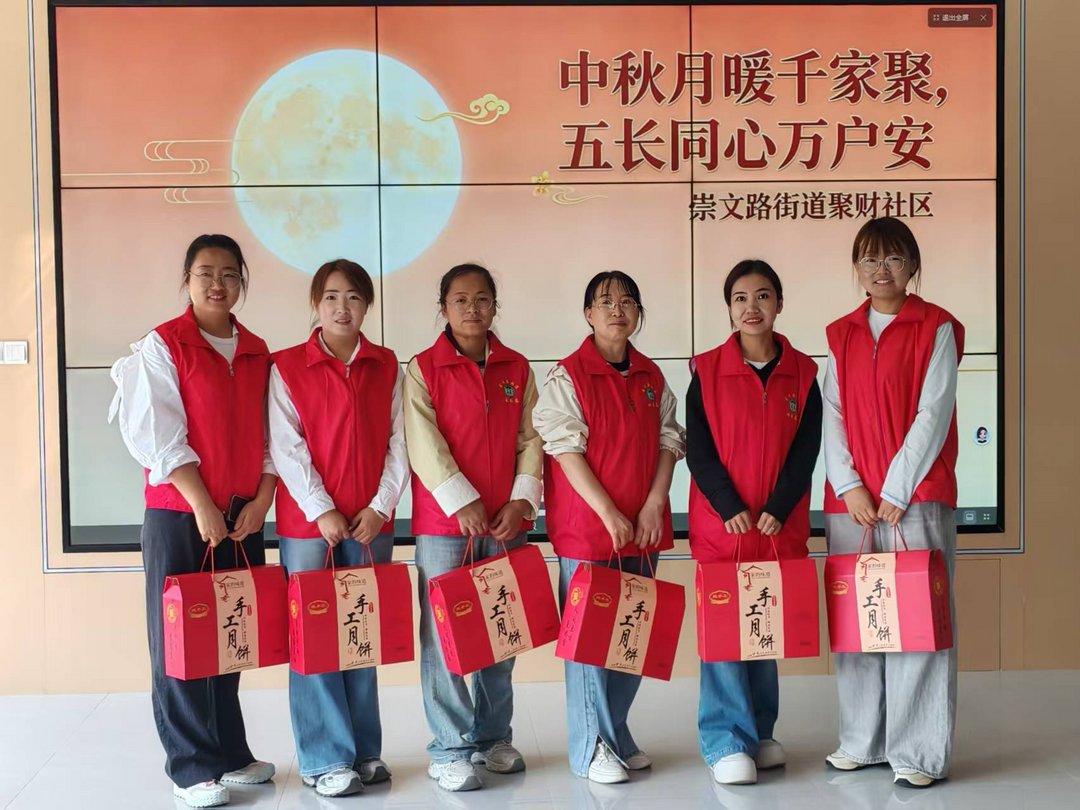 9月22日上午,榆阳区崇文路街道聚财社区在融汇苑小区门口举办“情满中秋·喜迎国庆”趣味游园会。