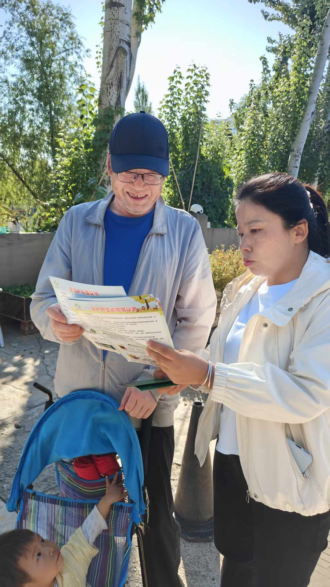 近日,榆阳区崇文路街道芹涧路社区组织志愿者开展野生动物保护宣传活动