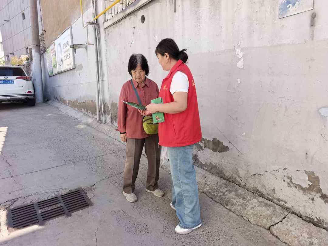 近日,榆阳区崇文路街道芹涧路社区组织志愿者开展野生动物保护宣传活动