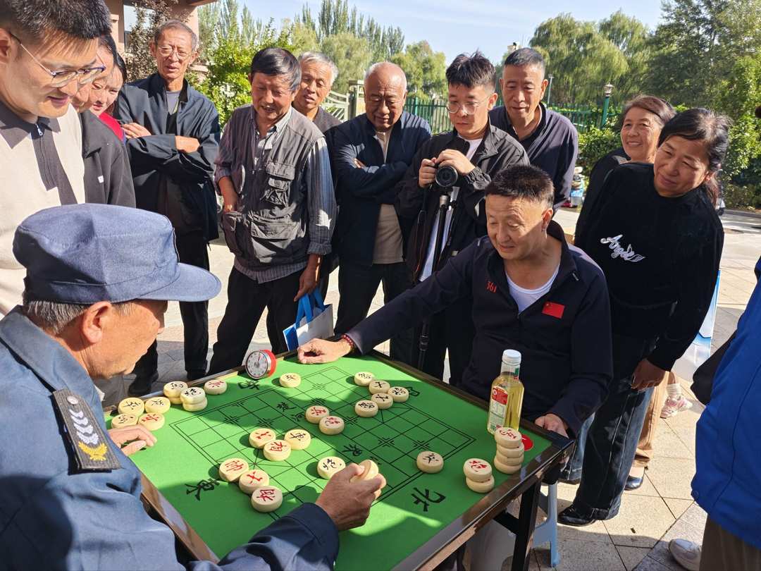 近日,榆阳区崇文路街道迎滨路社区举办第三届“迎滨杯”棋类联谊赛暨“五级五长”表彰活动