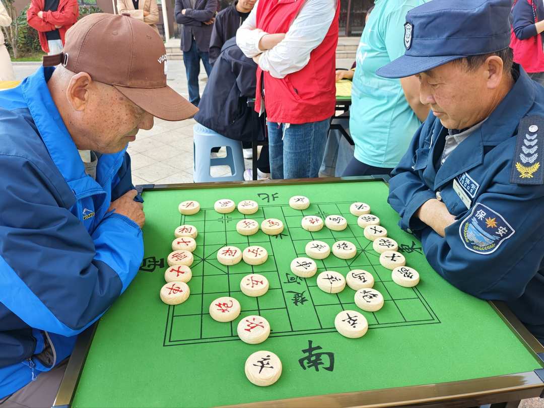 近日,榆阳区崇文路街道迎滨路社区举办第三届“迎滨杯”棋类联谊赛暨“五级五长”表彰活动