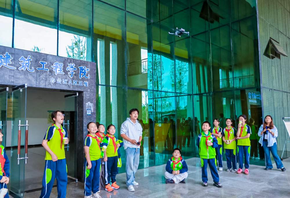 Exploring Science Popularization Exhibition, Igniting Science Dreams