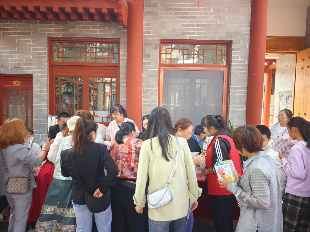 9月25日,榆阳区鼓楼街道普惠泉社区联合区文艺工作团开展“趣味中秋迎国庆 生辰佳宴共团圆”活动。