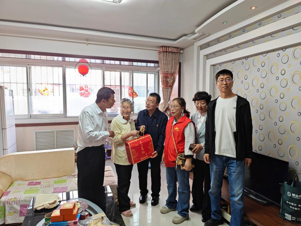 9月25日,榆阳区鼓楼街道普惠泉社区联合区文艺工作团开展“趣味中秋迎国庆 生辰佳宴共团圆”活动。