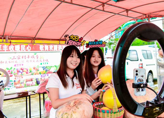 Nanchong Vocational College of Culture and Tourism conducted a series of targeted assistance activities in Yingshan