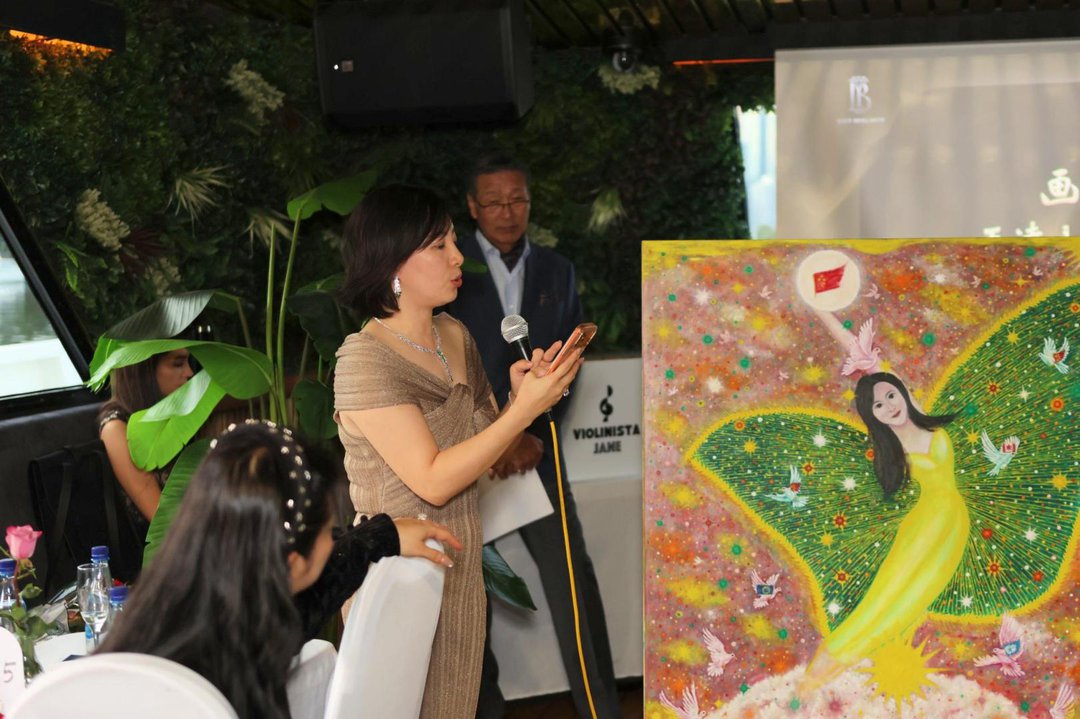 国际文化传承协会会长 April Yu 现场分享王凌寿画作《蝶之梦》。