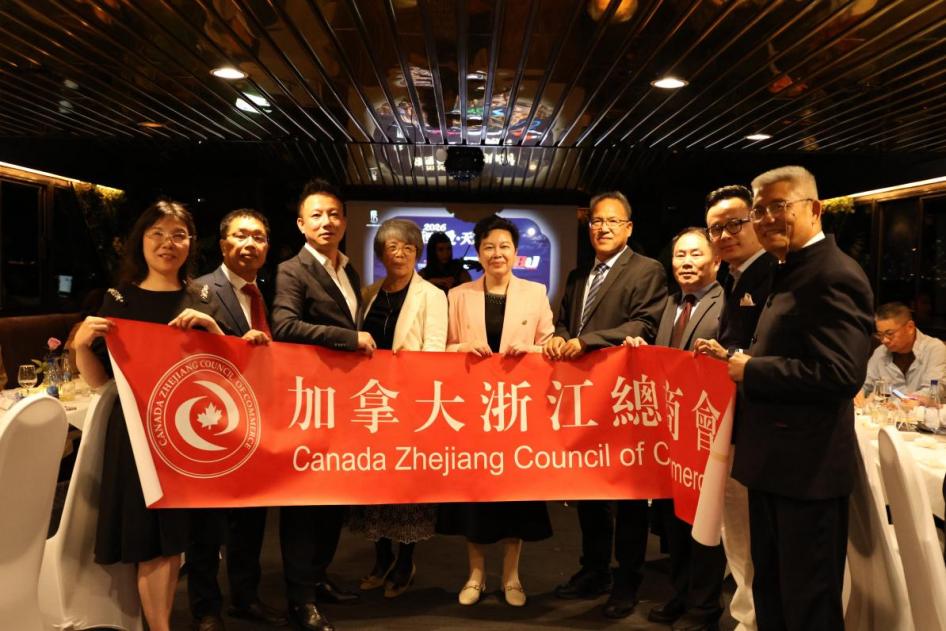 加拿大浙江总商会在活动现场合影留念。