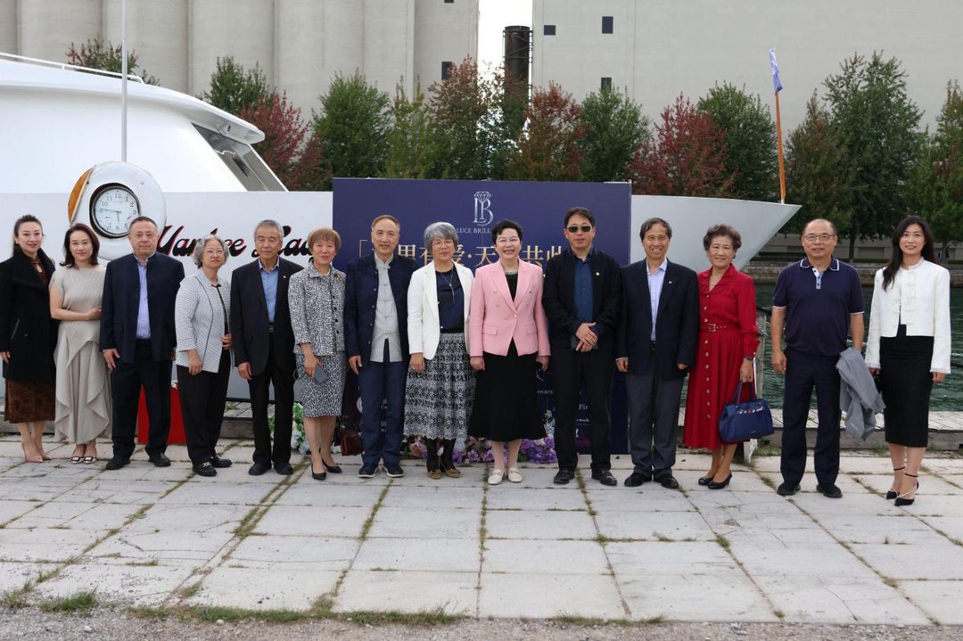 加拿大浙江总商会会长罗幼奋(中)与嘉宾在活动现场合影。