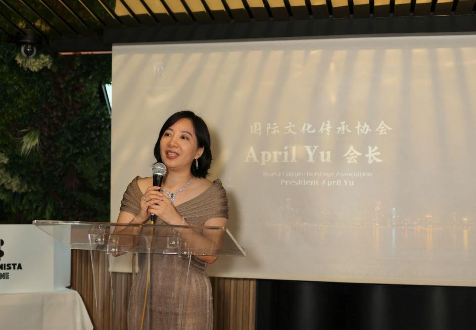 国际文化传承协会会长 April Yu(左)与加拿大浙江总商会理事长冯建德(右)致辞。