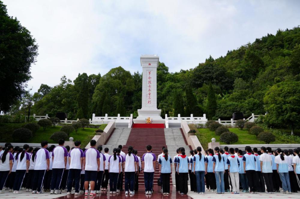 Nanchong Longmen Middle School and Nangao Gaoping Campus jointly organize themed party day, group day, and team day activities