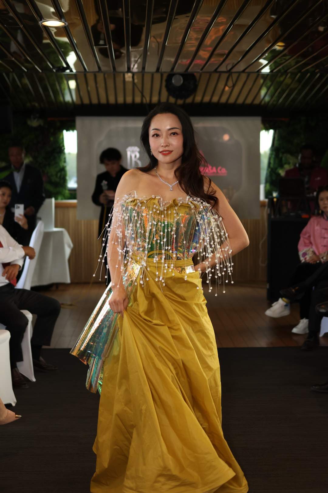 模特以不同造型演绎珠宝与华服的搭配,呈现多元审美。