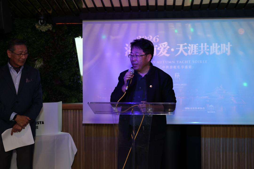 Yousif（左图）与孙志峰（右图持麦者）在活动现场讲话。