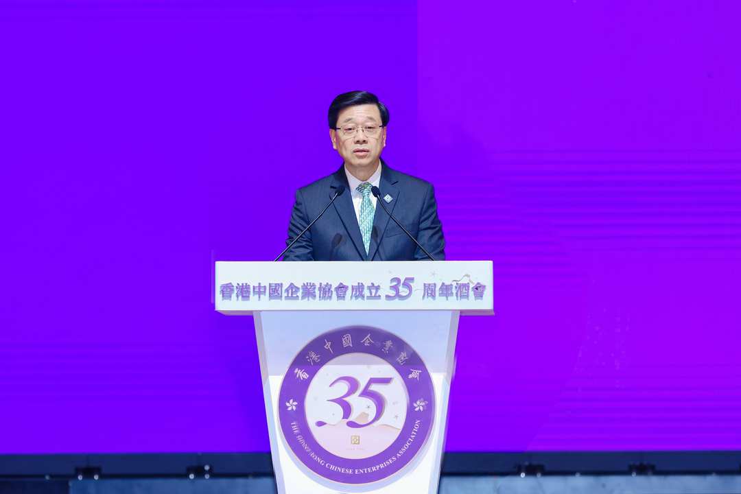講台上的人物照,背板及講台標示點出活動名稱,但畫面主要是講者,資訊量有限。(45/100) 講台上的人物照,背板及講台標示點出活動名稱,但畫面主要是講者,資訊量有限。