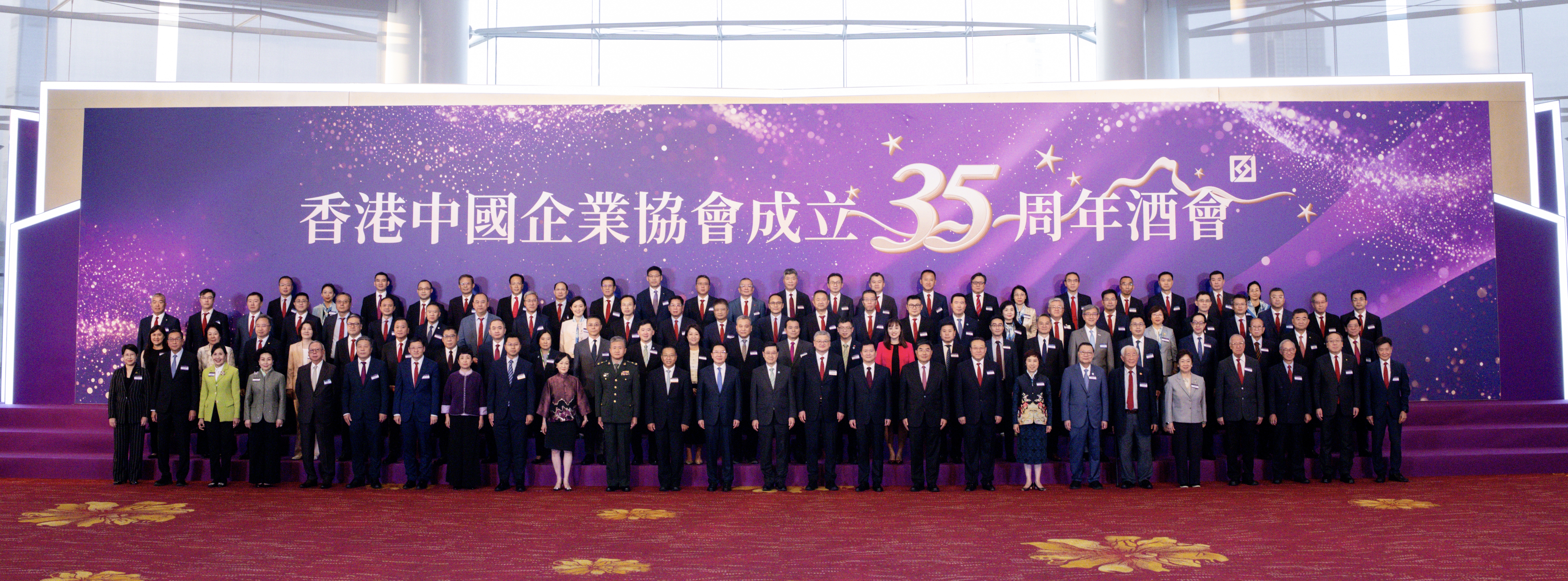 團體合照為主,背景橫幅可讀出活動名稱,但照片本身資訊量有限。(28/100) 團體合照為主,背景橫幅可讀出活動名稱,但照片本身資訊量有限。