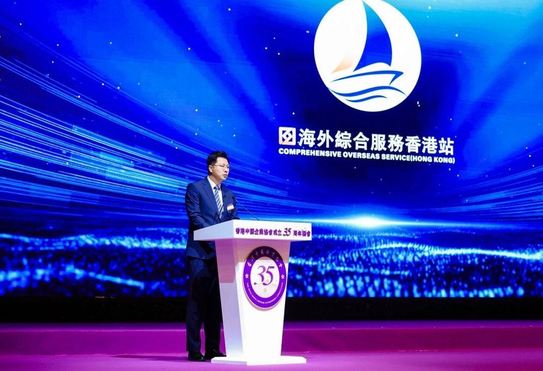 講台上發言者的活動照,但背景及講台的字句點明活動名稱,有一定資訊。(42/100) 講台上發言者的活動照,但背景及講台的字句點明活動名稱,有一定資訊。