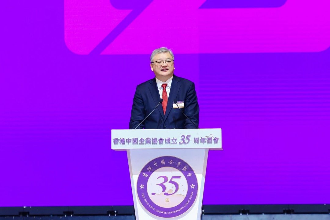 講台上人物致辭的場面,講台橫額寫明活動名稱,但畫面資訊主要來自人物,圖片本身增添有限。(35/100) 講台上人物致辭的場面,講台橫額寫明活動名稱,但畫面資訊主要來自人物,圖片本身增添有限。