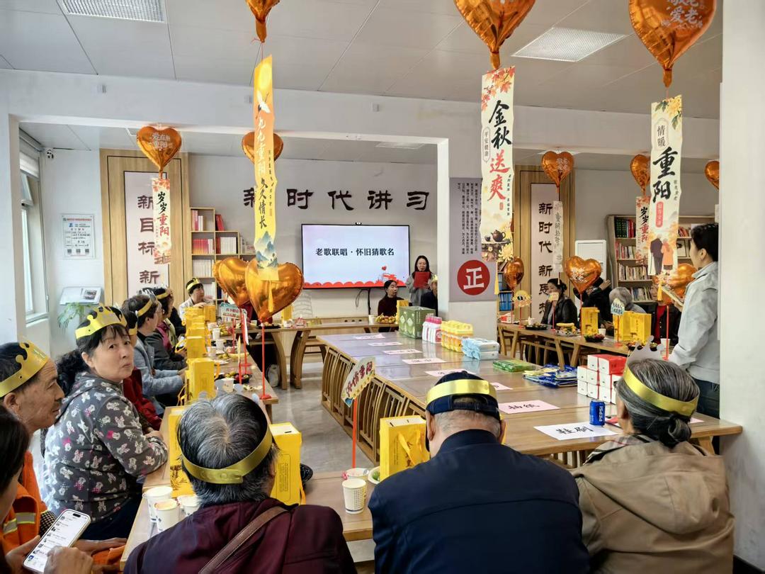 10月15日上午，榆阳区崇文路街道学院社区在新时代讲习所举办“金秋重阳日·暖心寿星宴”老年寿星联谊生日会