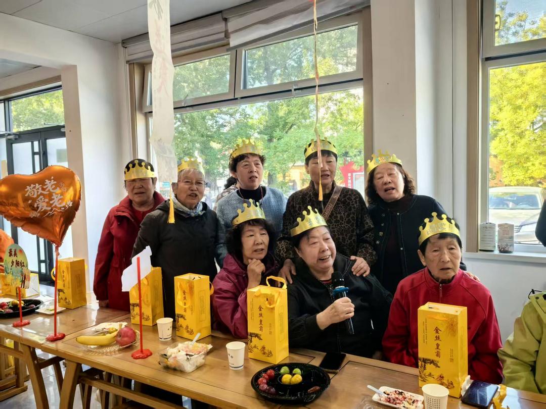 10月15日上午，榆阳区崇文路街道学院社区在新时代讲习所举办“金秋重阳日·暖心寿星宴”老年寿星联谊生日会