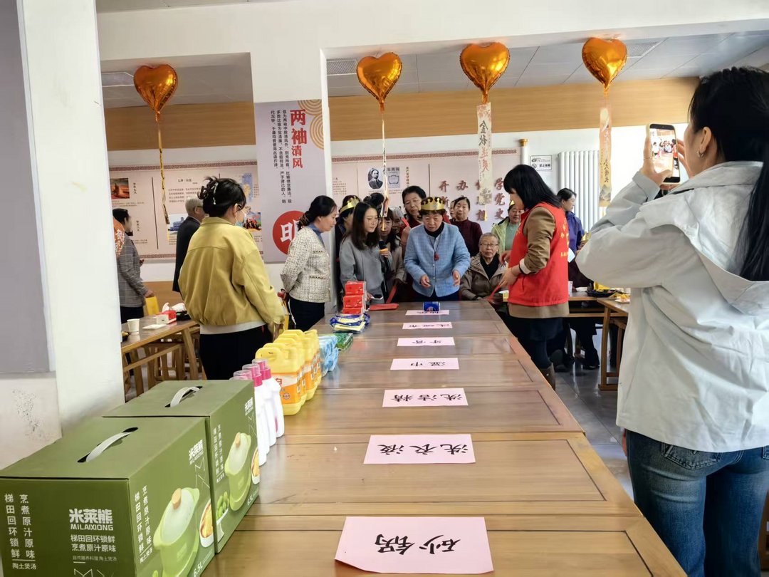 10月15日上午，榆阳区崇文路街道学院社区在新时代讲习所举办“金秋重阳日·暖心寿星宴”老年寿星联谊生日会