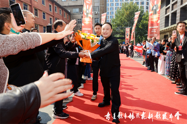 岁月传孝道·歌声诉感恩|杨燕龙新歌《跪天跪地跪父母》西安首发 岁月传孝道·歌声诉感恩|杨燕龙新歌《跪天跪地跪父母》西安首发