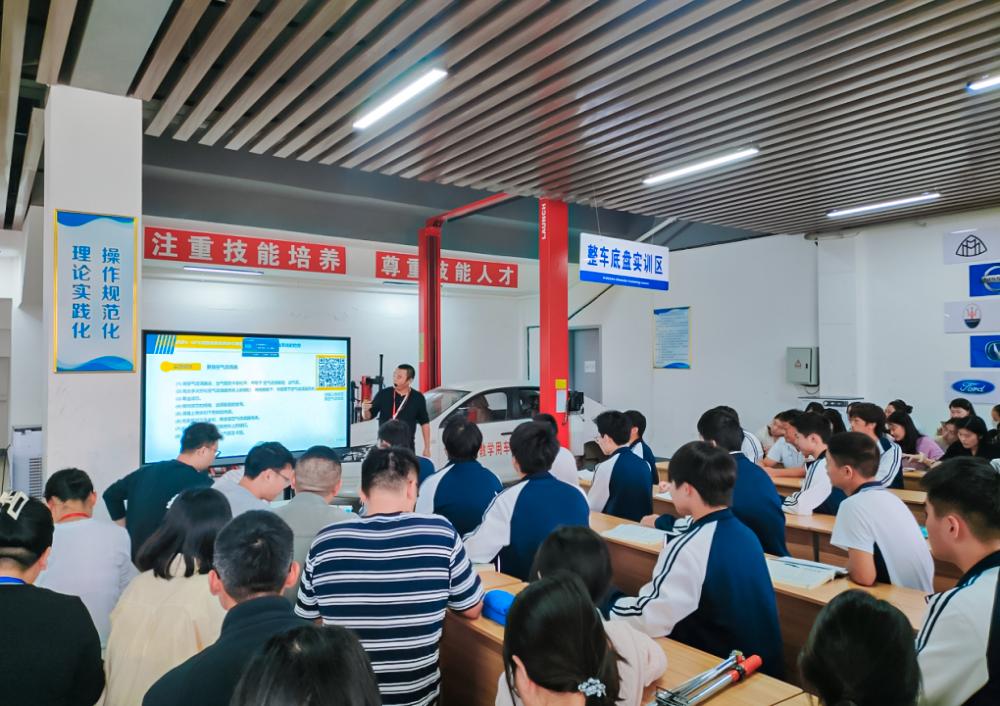 Nanchong Transportation Technical School launches an open class observation activity for new teachers majoring in auto repair