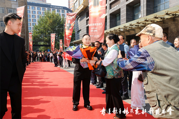 岁月传孝道·歌声诉感恩|杨燕龙新歌《跪天跪地跪父母》西安首发 岁月传孝道·歌声诉感恩|杨燕龙新歌《跪天跪地跪父母》西安首发