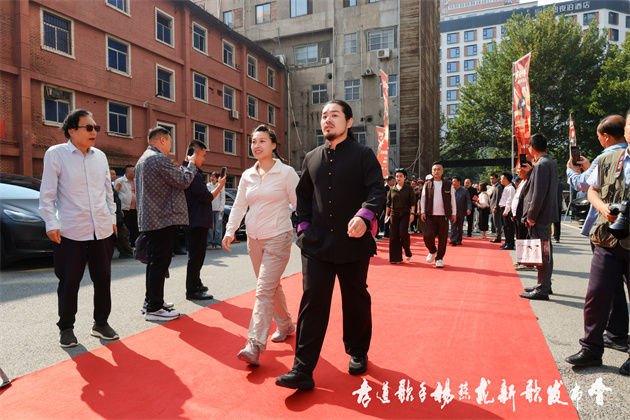 岁月传孝道·歌声诉感恩|杨燕龙新歌《跪天跪地跪父母》西安首发 岁月传孝道·歌声诉感恩|杨燕龙新歌《跪天跪地跪父母》西安首发