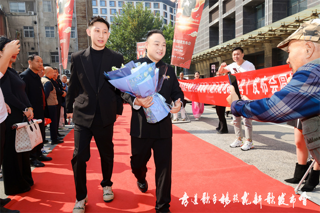 岁月传孝道·歌声诉感恩|杨燕龙新歌《跪天跪地跪父母》西安首发 岁月传孝道·歌声诉感恩|杨燕龙新歌《跪天跪地跪父母》西安首发