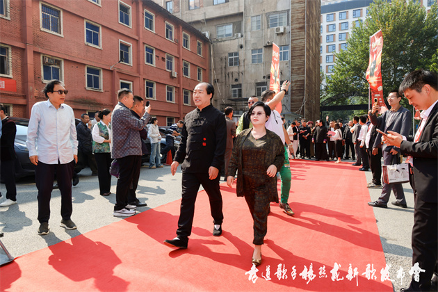 岁月传孝道·歌声诉感恩|杨燕龙新歌《跪天跪地跪父母》西安首发 岁月传孝道·歌声诉感恩|杨燕龙新歌《跪天跪地跪父母》西安首发