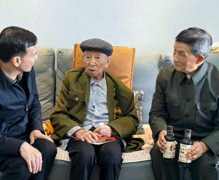 重温长征历史，“无盐酱油之父”张仲安一行看望慰问百岁老红军(图1)