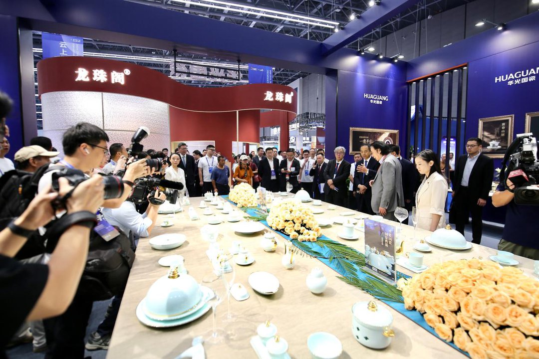 图4：嘉宾参观各展区