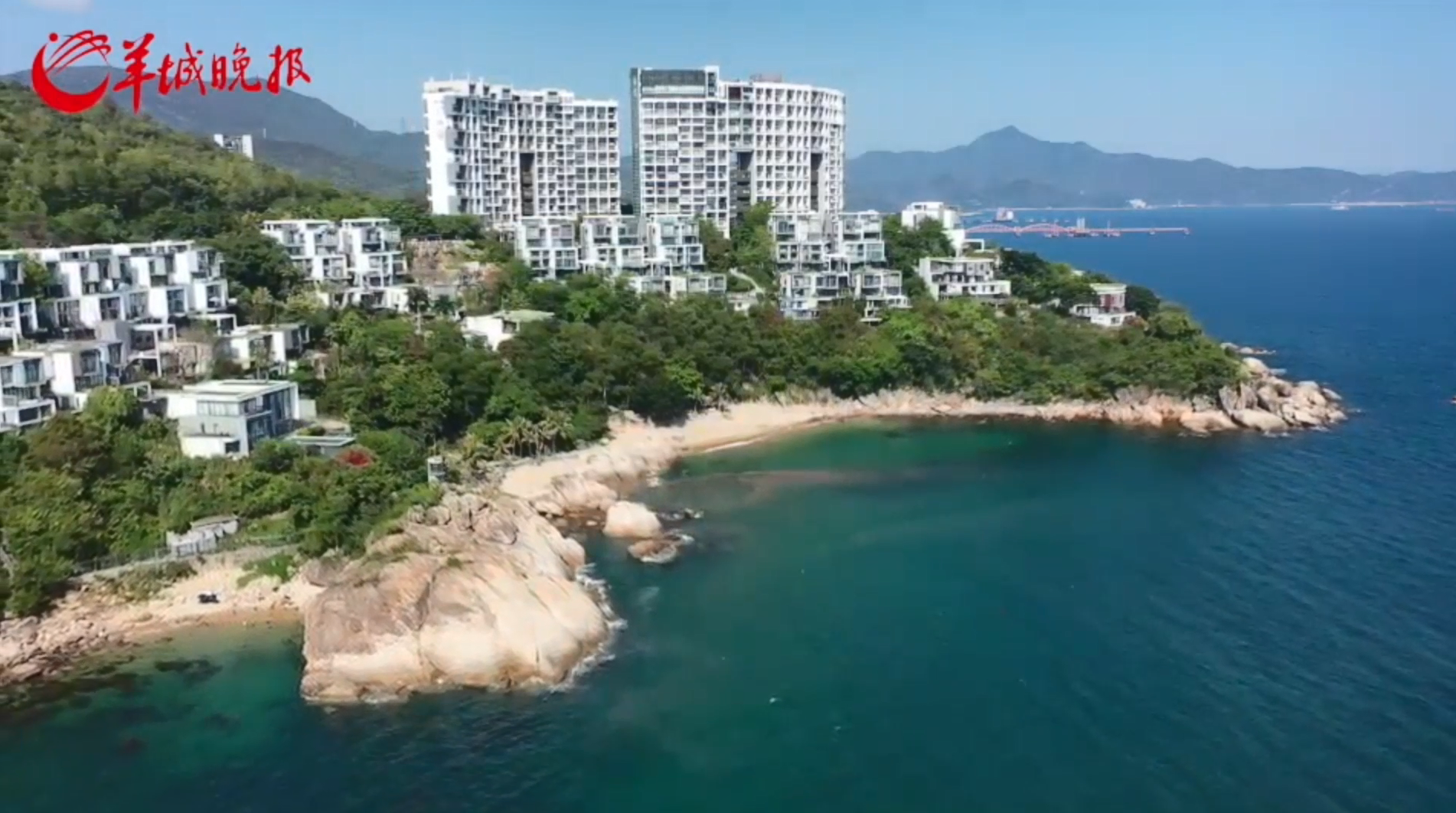广东近日艳阳高照,在深圳大鹏新区的溪涌,游客在溪涌度假村享受大海和