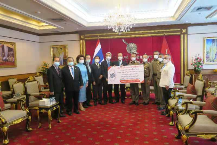 警上将移交抗疫物资时,与永远荣誉理事长郑岳龙,永远名誉理事长吕木龙