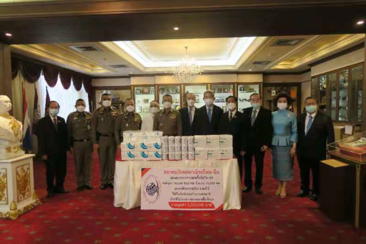 警上将移交抗疫物资时,与永远荣誉理事长郑岳龙,永远名誉理事长吕木龙