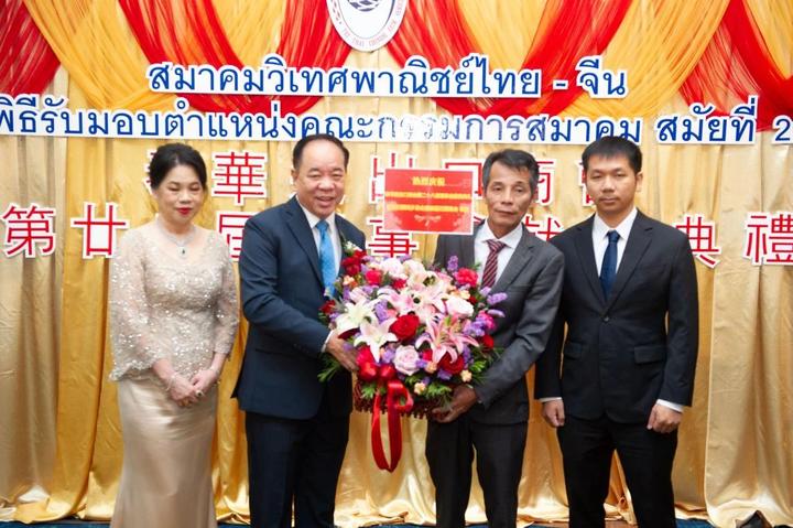 出席庆典的泰国侨团首长还有陈振治,陈绍扬,黄迨光,王志民,李桂雄